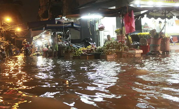 Triều cường đạt đỉnh, nhiều tuyến đường bị ngập ảnh 8 Triều cường đạt đỉnh, nhiều tuyến đường bị ngập ảnh 8